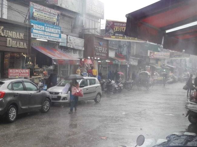 बारिश से जनजीवन अस्त-व्यस्त, आज भी छाए रहेंगे बादल