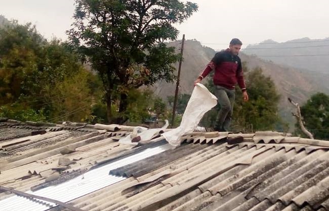 जर्जर क्वार्टरों को लेकर तलवाड़ा विस्थापितों ने जताई नाराजगी