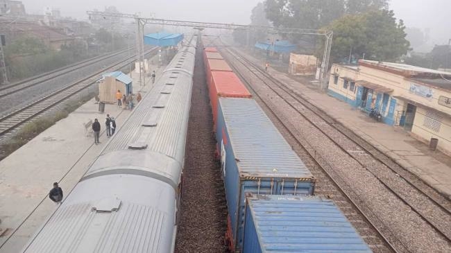 कंचौसी व फफूंद के बीच चटकी पटरी, रोकी गईं ट्रेन