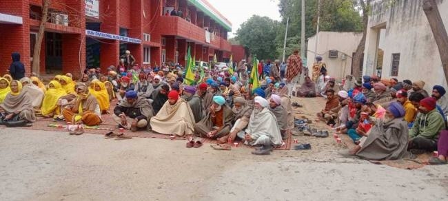 किसानों ने फिर घेरा एसडीएम दफ्तर