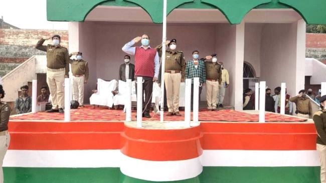 सिवान के राजेंद्र स्टेडियम में हुआ फूलड्रेस रिहर्सल, डीएम व एसपी ने परेड में सुधार के बताए गुर