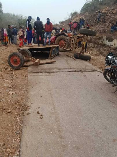 सड़के हादसे में दो की मौत, कई टुकड़ों पर बंटा टै्रक्टर