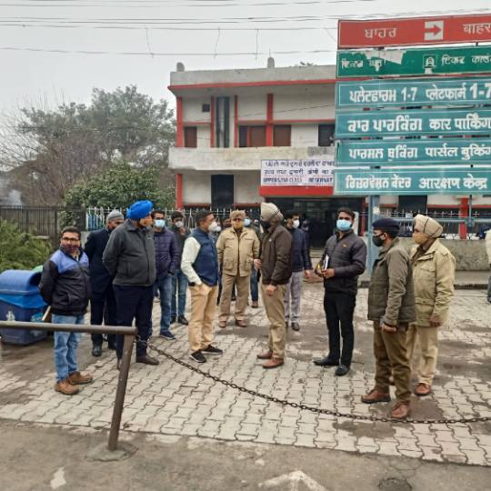 रेलवे स्टेशन में खामियों पर अधिकारियों को लताड़ा