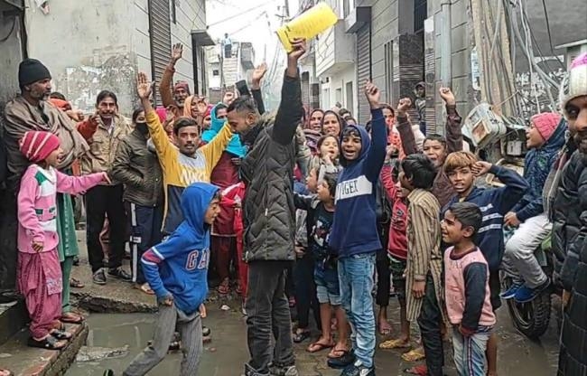मोहल्ला गांधी नगर के लोग चार महीने से सीवरेज के पानी से परेशान