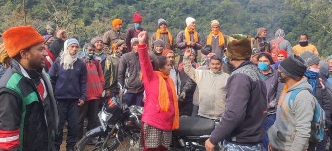 बाहरी मजदूर लाने से भड़के स्थानीय मजदूर