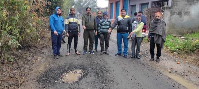 दो करोड़ से बनी सड़क कुछ ही दिनों में टूटनी शुरू