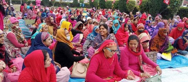 मांगों पूरा होने तक चलती रहेगी हड़ताल