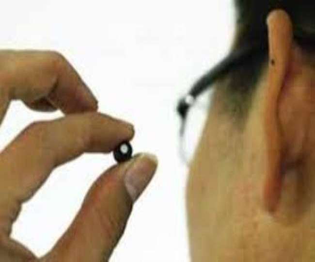 UP TET 2022: अमेठी में नकल का नायाब तरीका आया सामने, ब्लू-टूथ लगाकर परीक्षा दे रहे अभ्यर्थी को दबोचा