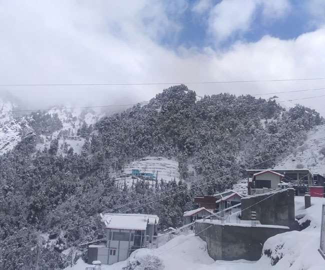 उत्तराखंड में बारिश-बर्फबारी का दौर जारी, दो दर्जन से अधिक मार्ग अवरुद्ध; जानें- क्या है मौसम विभाग का पूर्वानुमान