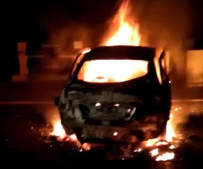आधी रात दौड़ती कार में था प्रयागराज का परिवार तभी भड़क उठी आग, जानिए फिर क्या हुआ