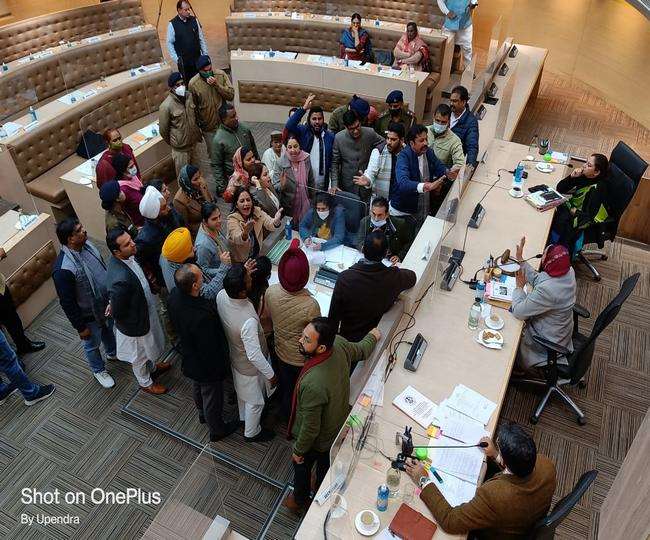 Chandigarh MC Meeting: चुनाव के बाद सदन की पहली बैठक में आप और कांग्रेस पार्षदों का हंगामा, धरने पर बैठे