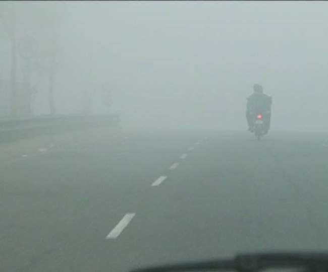 आगरा में घने कोहरे की साथ हुई सुबह, ओस से बढ़ी ठिठुरन