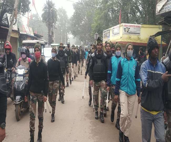 चाईबासा में शांति व्यवस्था के लिए पुलिस ने निकाला फ्लैग मार्च, पुलिस पर हमले का मास्टरमाइंड आनंद चातर के रिश्तेदारों से भी पुलिस कर रही पूछताछ