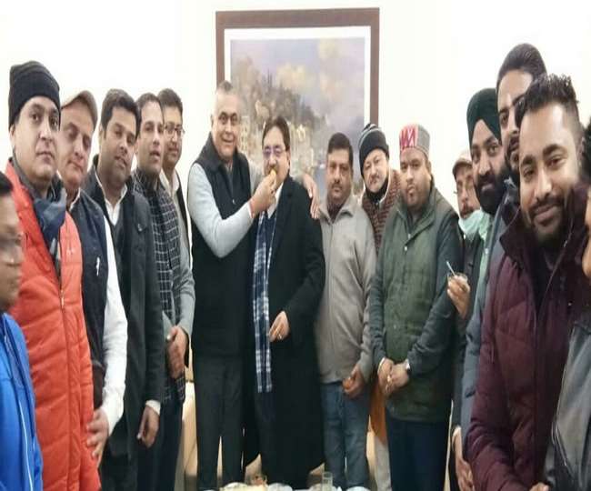 राकेश राठौर को मनाने घर पहुंचे जालंधर उत्तर से भाजपा प्रत्याशी केडी भंडारी, चुनाव में मांगा सहयोग