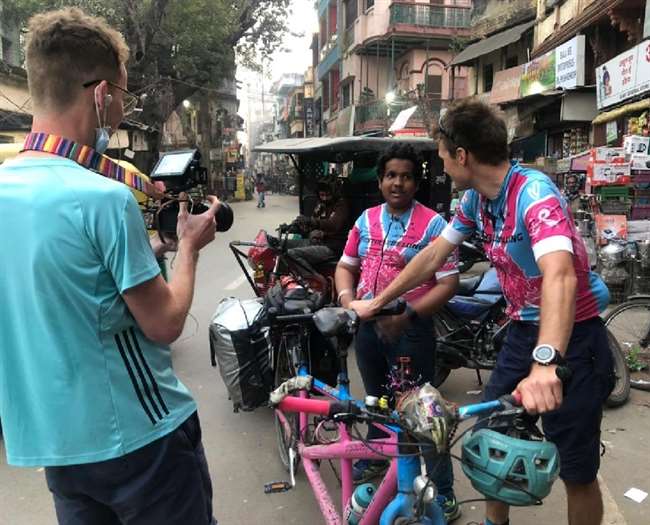 13,000 किलोमीटर की दूरी तय कर मां के साथ वाराणसी के असि घाट पहुंचे इंग्लैैंड से कैंसर के मरीज ल्यूक