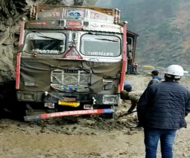 जम्मू-श्रीनगर हाईवे पर फंसा ट्रक निकाला, 35 घंटे बाद यातायात हुआ बहाल