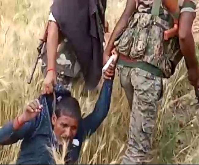 Jharkhand News: गढ़वा में ग्रामीणों ने BDO पर बरसाए रोड़े, पुलिस घसीटकर ले गई...