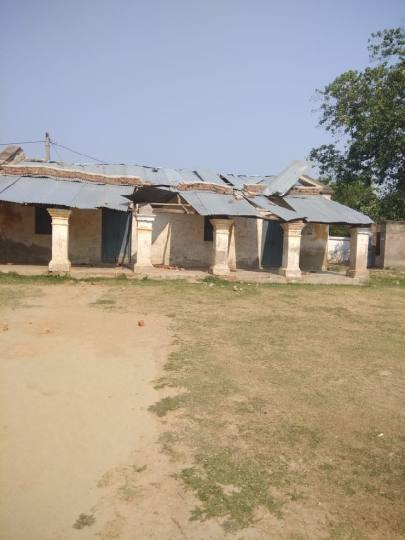 तेज आंधी से उच्च विद्यालय मुज्जफरगंज की छत क्षतिग्रस्त