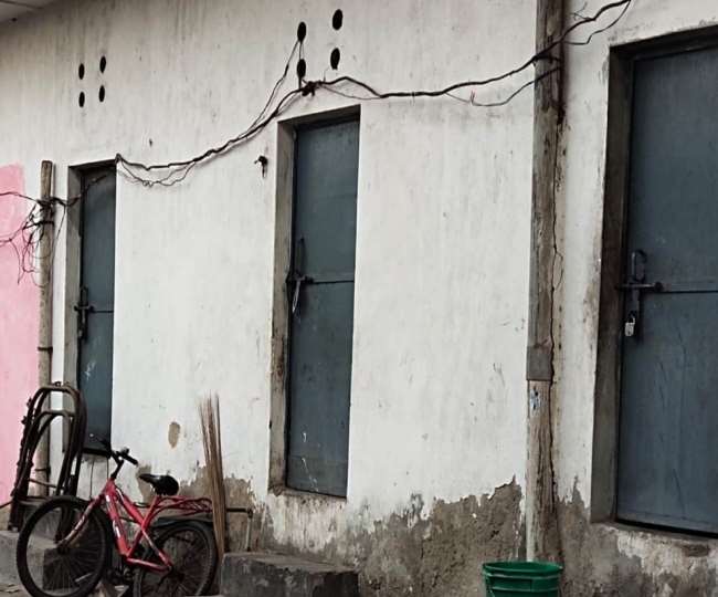 लॉकडाउन का डर, फैक्ट्रियां हो रहीं बंद, लौट रहे कामगार, किराये के मकानों पर लटके ताले