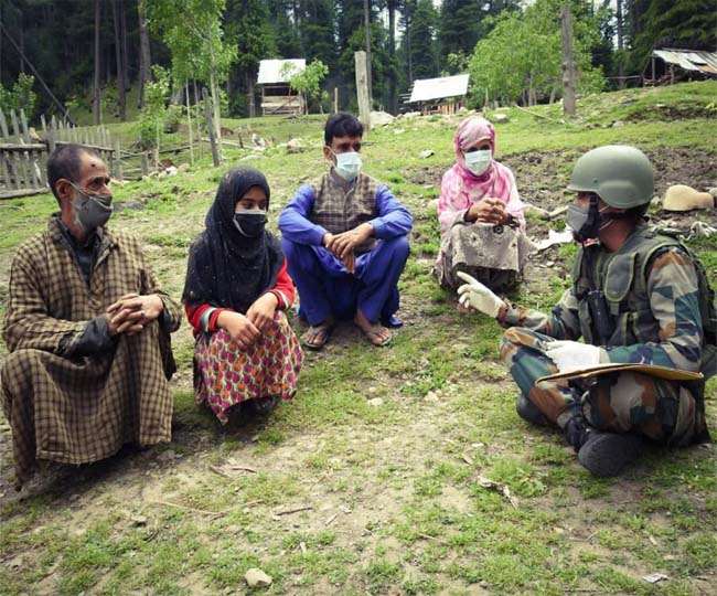 Jammu Kashmir: कोरोना से लड़ने में जिला प्रशासन का हौंसला बढ़ा रही सेना, उपलब्ध करवा रही साजो सामान