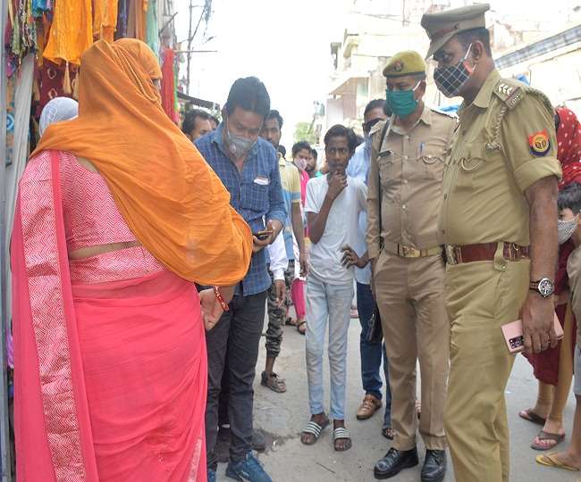 इटावा : सरे बाजार हेड कांस्टेबल की पत्नी पर फेंका गया तेजाब, दस दिन में इस तरह की दूसरी घटना