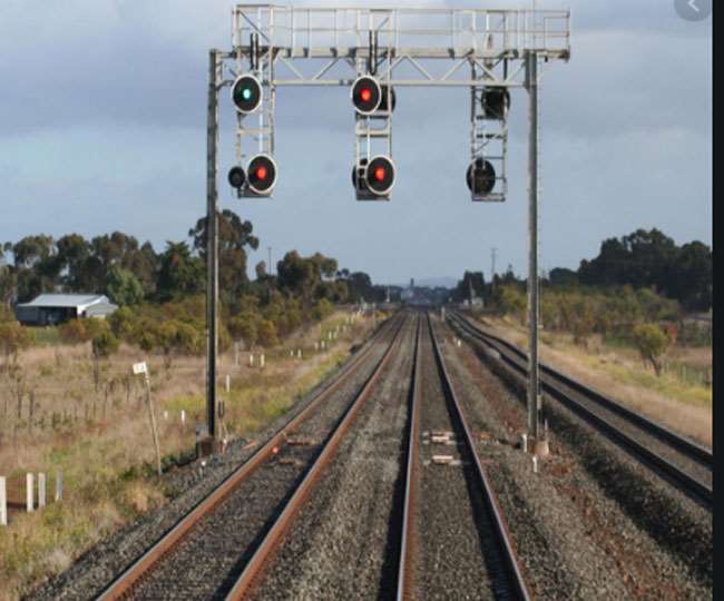 West Bengal: विशेष लोकल ट्रेनों में यात्रा की अनुमति की मांग को लेकर यात्रियों ने ट्रेन परिचालन में डाली बाधा