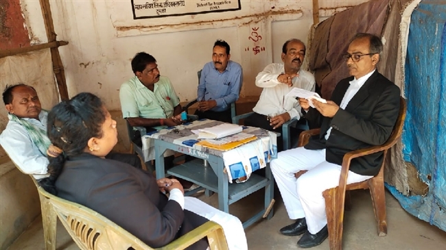 परिसर के अंदर वाहनों के प्रवेश पर रोक लगाए जाने पर नाराज अधिवक्ता हुए गोलबंद