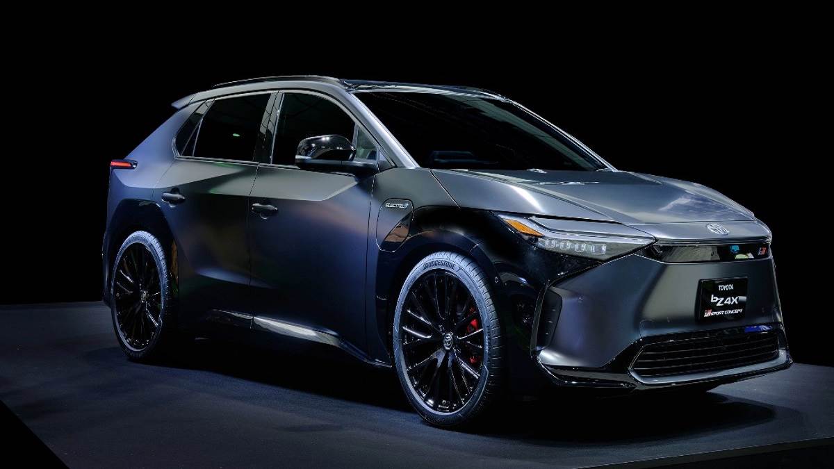 Toyota की ऑल-इलेक्ट्रिक SUV bZ4X में आई ये खराबी, 2700 यूनिट्स को बुलाया वापस