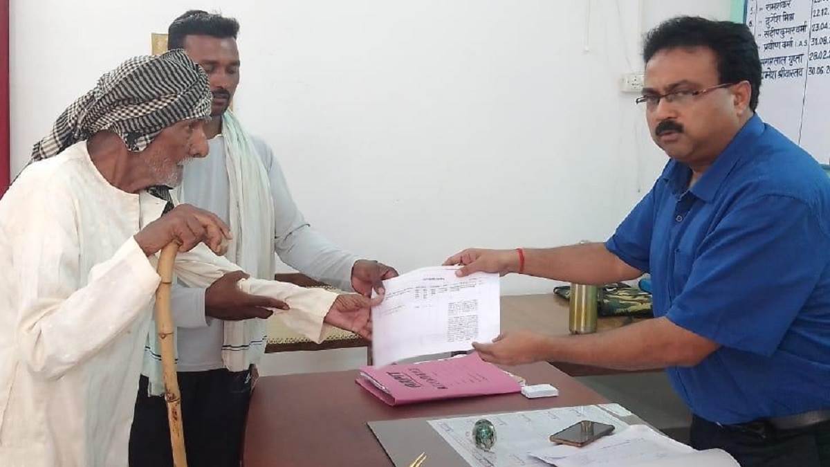 चित्रकूट: बारह साल बाद फिर जिंदा हुए करौंहा के ओझा, चकबंदी विभाग की लापरवाही ने बुजुर्ग को सालों दौड़ाया