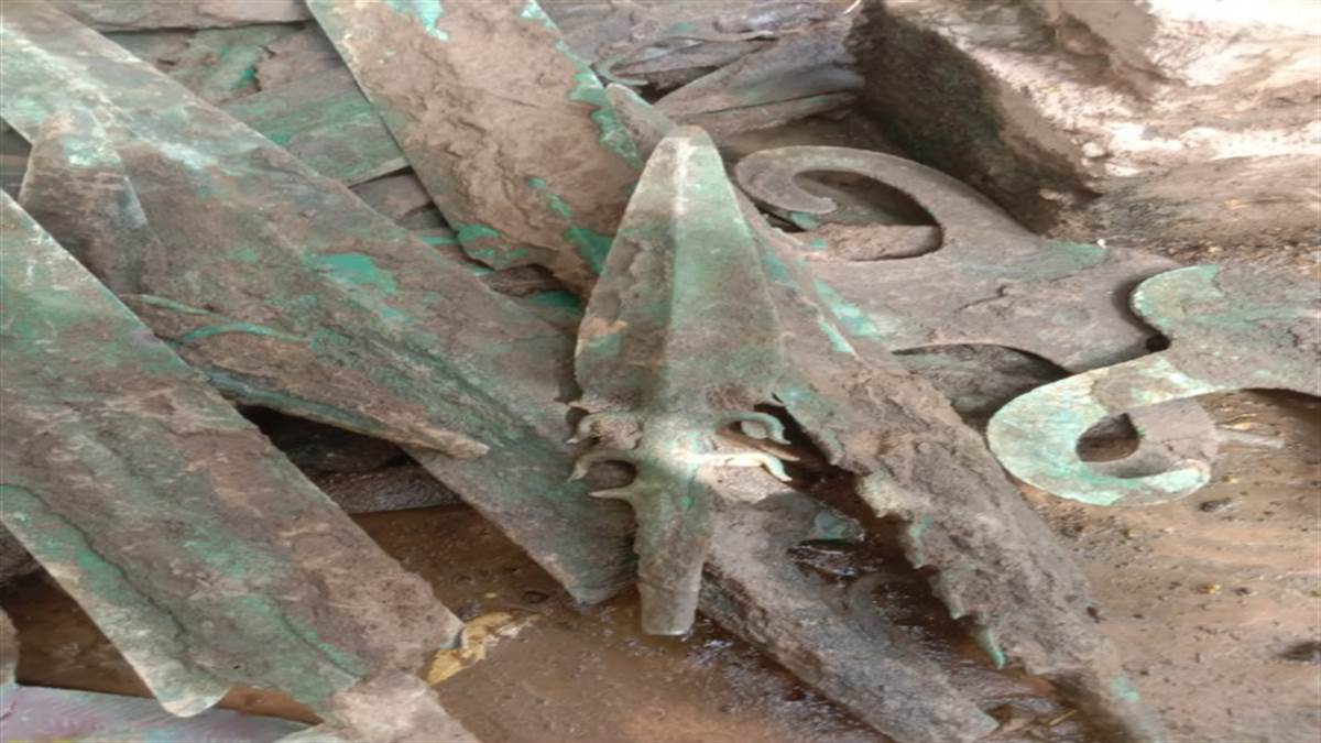 खेत में हुई खोदाई के बाद मैनपुरी में मिले तांबे से बने 4 हजार साल पुराने हथियार, ताम्र पाषाण काल से है संबंध