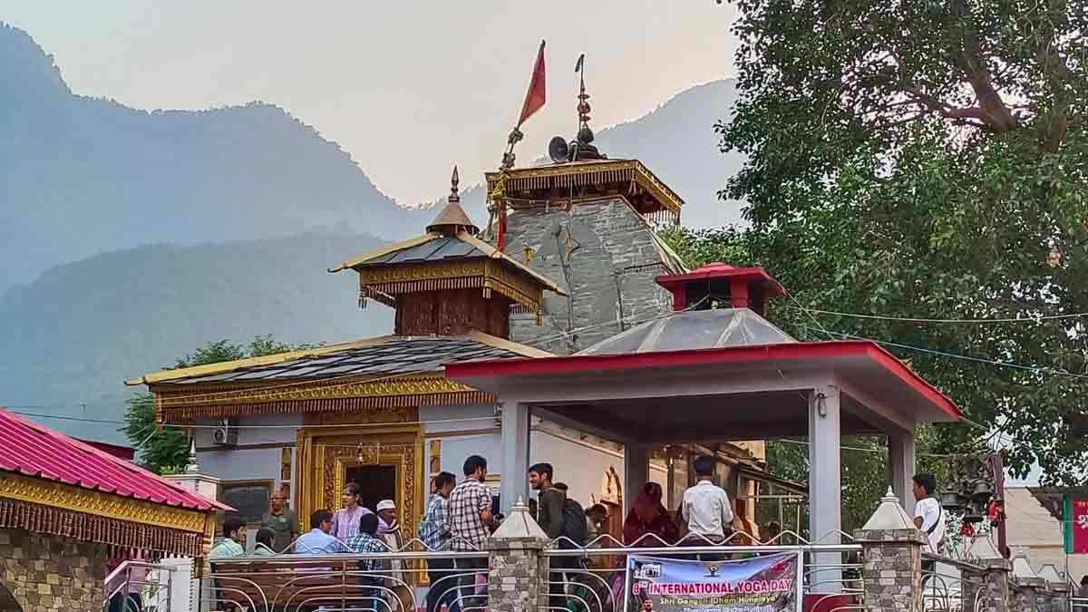 Famous Temples In Uttarkashi: क्या आप जानते हैं, उत्तराखंड में भी है काशी विश्वनाथ, यहां दक्षिण की ओर झुका हुआ है शिवलिंग