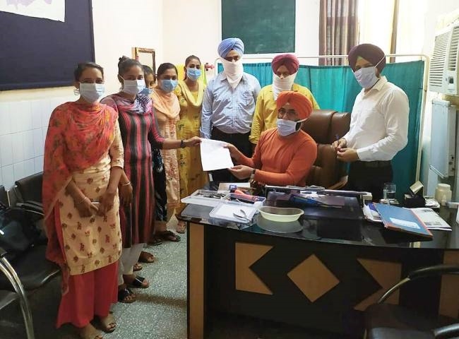 नेशनल हेल्थ मिशन कर्मचारियों ने एसएमओ को सौंपा ज्ञापन