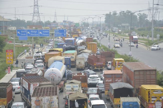 ट्रक खराब होने के कारण मसूरी में हाइवे पर भीषण जाम