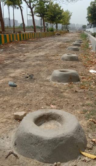 बेजुबानों को सोसायटी के बाहर खाना खिलाने का स्थान चिह्नित