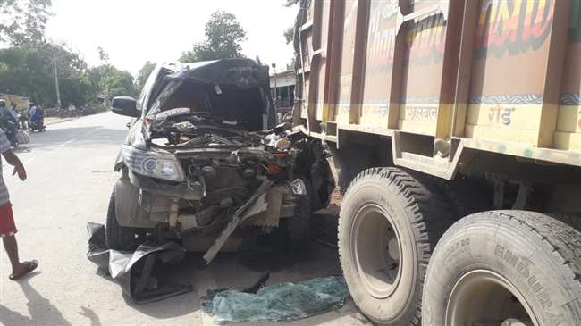 Ballia Road Accident : बलिया जिले में खड़ी ट्रक से टकराई स्कार्पियो, महिला समेत दो की मौत