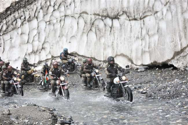 Kargil Vijay Diwas 2021: द्रास पहुंचे सेना के बाइक सवार, कारगिल शहीदों को दी श्रद्धांजलि