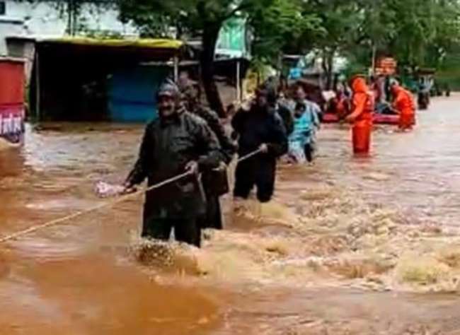 Maharashtra Rain Updates: महाराष्ट्र में आफत की बारिश से 129 की गई जान, कई घर तबाह; उद्धव ठाकरे ने किया दौरा