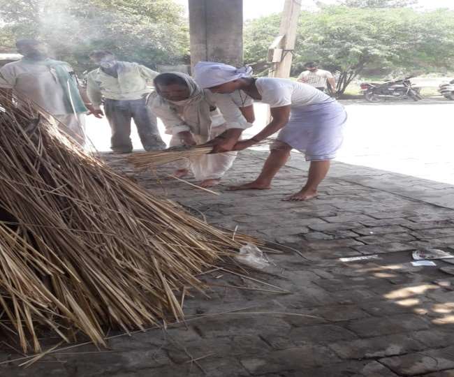 Mass Murder in Agra: रेखा और तीनों बच्चों के अंतिम संस्कार में नम हो गईं बस्ती वालों की आंखें