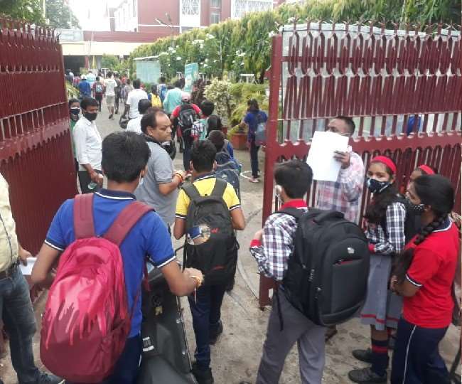 UP School Reopen News: छात्र-छात्राओं से गुलजार हुए छठी से 8वीं तक के स्कूल, इन नियमों का करना होगा पालन