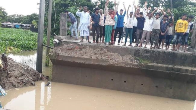 एप्रोच टूटने से आवागमन बाधित, लोगों में आक्रोश