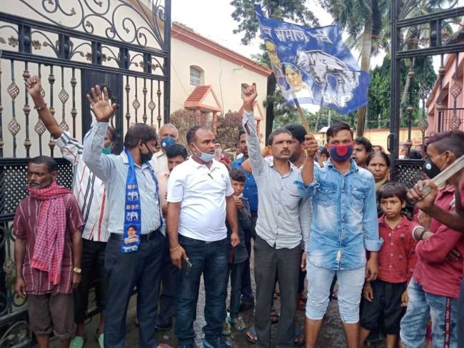 नागरिक समस्या पर बसपा ने किया निगम का घेराव