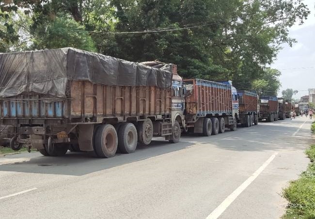 क्रासिंग पर ट्रक खराब, घंटे भर खड़ी रही शक्तिपुंज एक्सप्रेस
