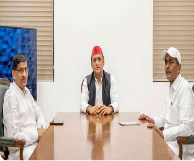 UP Assembly Election 2022:समाजवादी पार्टी के मुखिया अखिलेश यादव से मिले लालजी वर्मा व रामअचल राजभर, बसपा में खलबली