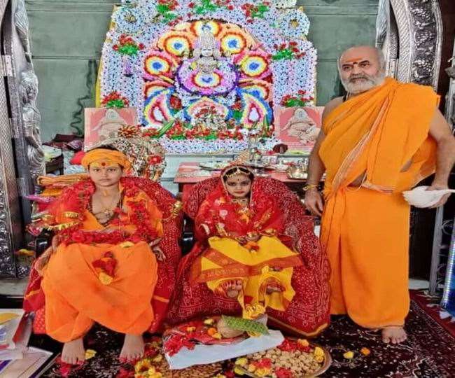 Durga Puja in Kolkata 2020 : महाअष्टमी पर राजराजेश्वरी मंदिर में सरकारी नियमों के तहत हुई कुमारी पूजा