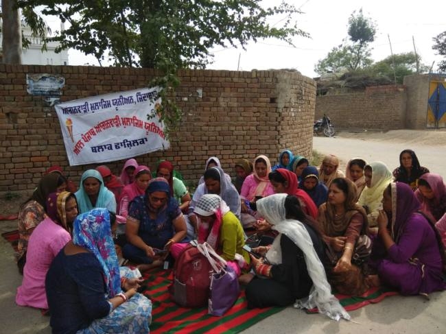 विधायक के घर के बाहर गरजीं आंगनवाड़ी वर्कर