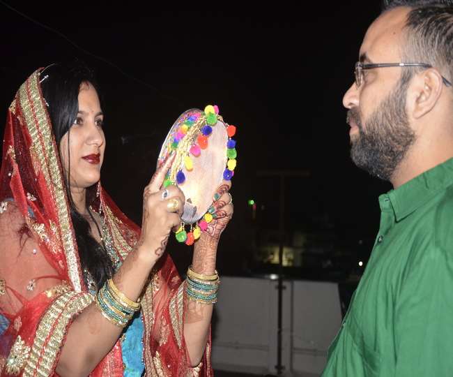 Karwa Chauth: सुहागिनों ने कठोर परीक्षा देकर मांगा अखंड सुहाग, बादलों की ओट में छिपे चांद ने एक घंटा कराया इंतजार