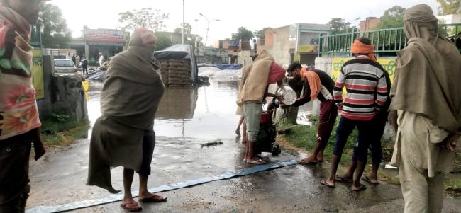 मोरिडा अनाज मंडी में पानी में डूबीं धान की बोरियां