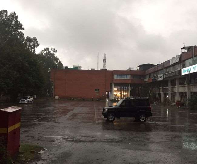 Chandigarh Weather Update: चंडीगढ़ में झमाझम बारिश, दिन में छाया अंधेरा, सुहागिनों के लिए चांद का दीदार मुश्किल