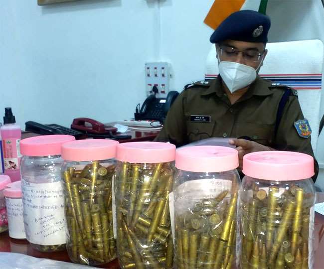 चतरा में पुलिस ने भारी संख्या में बरामद किया कारतूस व रायफल Chatra News