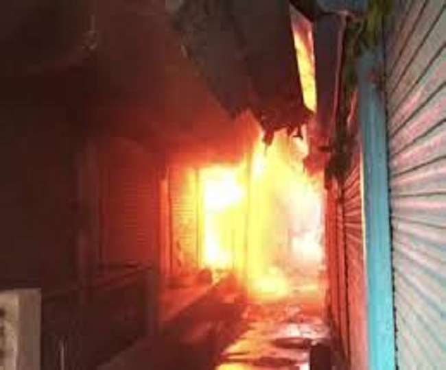 कानपुर में तीन LPG सिलिंडर फटने से दहल उठा इलाका, शटर तोड़ कर आग पर पाया गया काबू